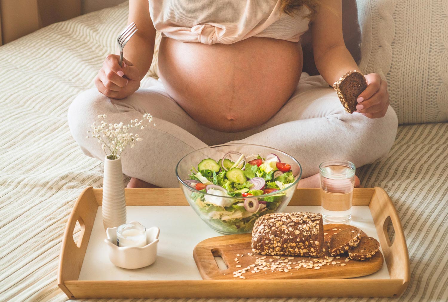 Photo d'une femme enceinte réalisant un programme nutritionnel