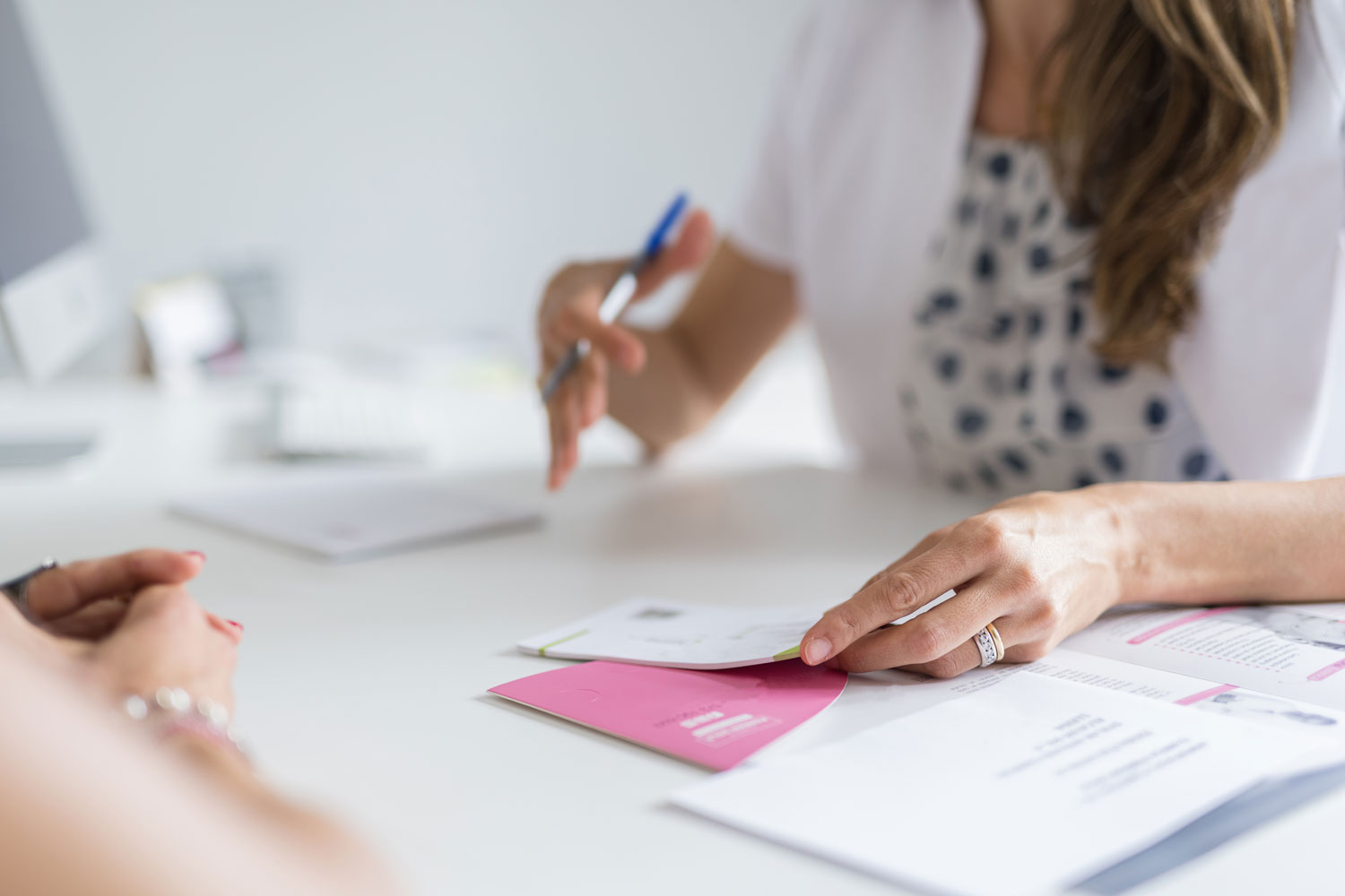 Diététicienne nutritionniste experte réalisant une expertise et un bilan médical et nutritionnel