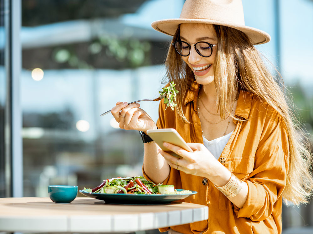 Femme entrain de manger en suivant un programme de nutrition adapté