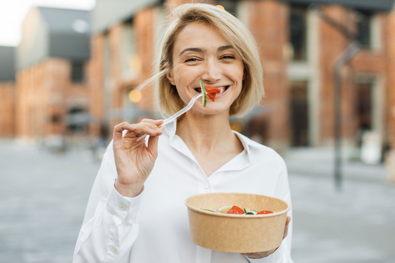 Femme avec un programme nutritionnel adapté